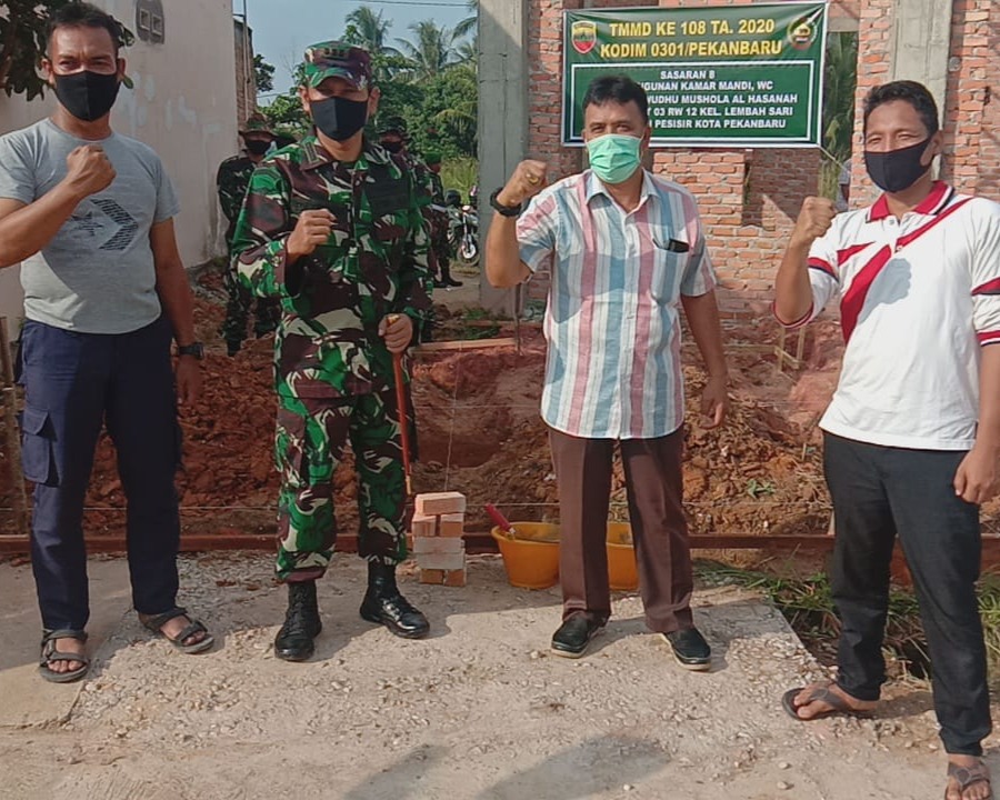 Peletakkan Batu Pertama Musholla Al-Hasanah, Dandim 0301/Pekanbaru Buka Secara Resmi Kegiatan TMMD Ke-108