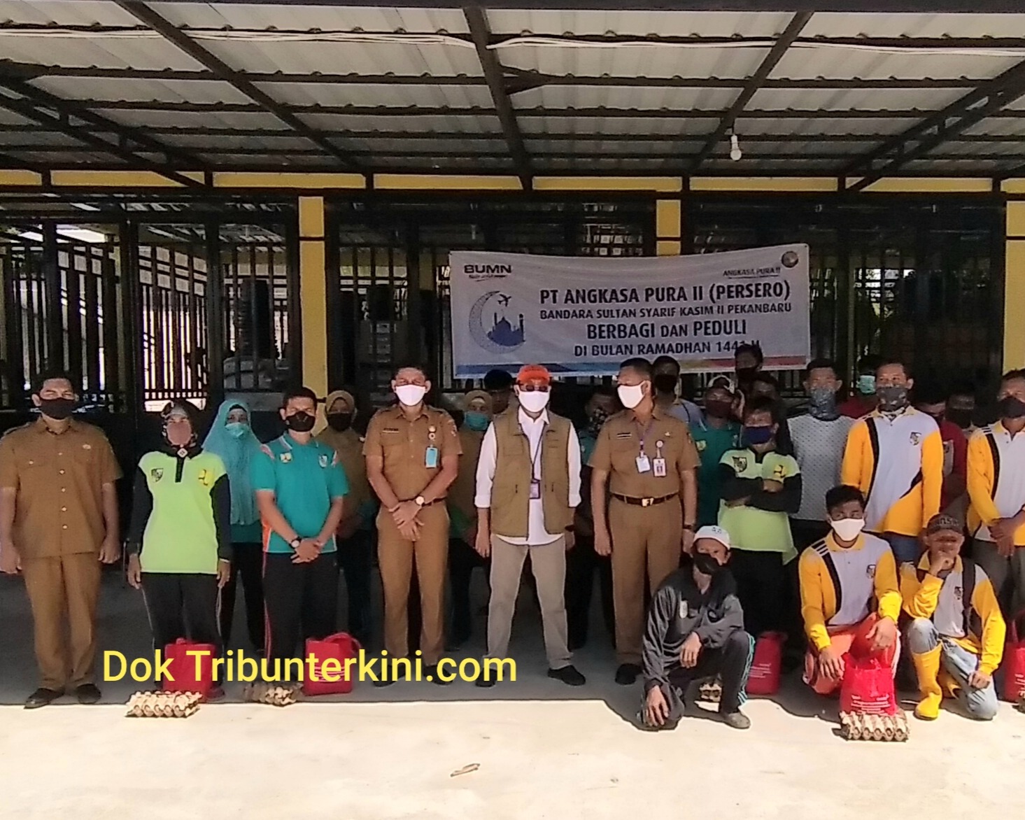 Berbagi dan Peduli, PT Angkasa Pura II (Persero) Bandara SSK II Pekanbaru Berikan Paket Sembako Serta Masker