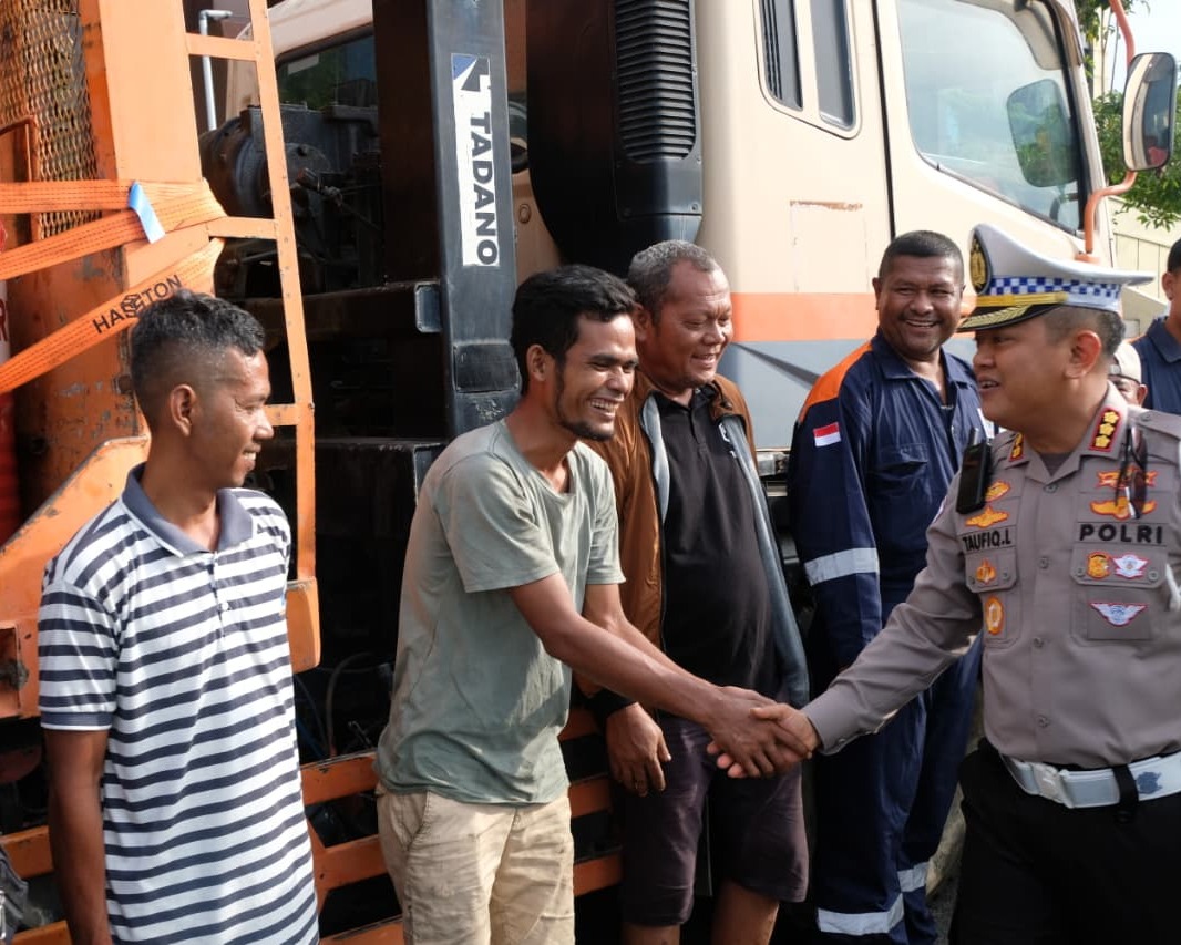Polda Riau Lepas Bantuan Kemanusiaan Tahap III Untuk Korban Bencana Di Sumatera Barat