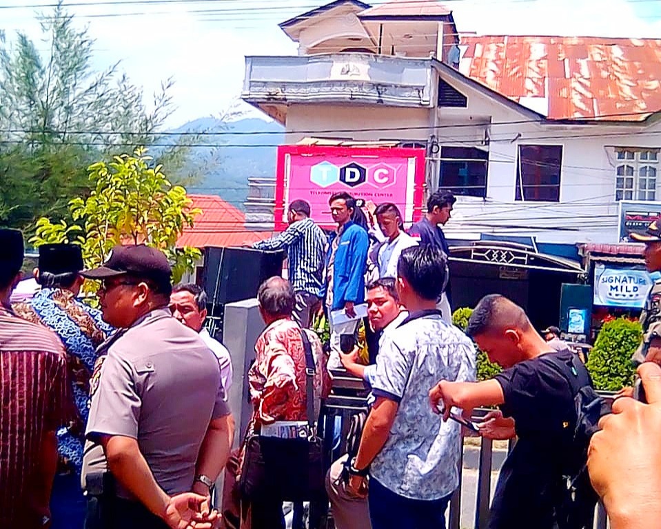 Kelangkaan Pupuk, Puluhan Mahasiswa UGL Aceh Tenggara Demo Kantor Bupati dan DPRK