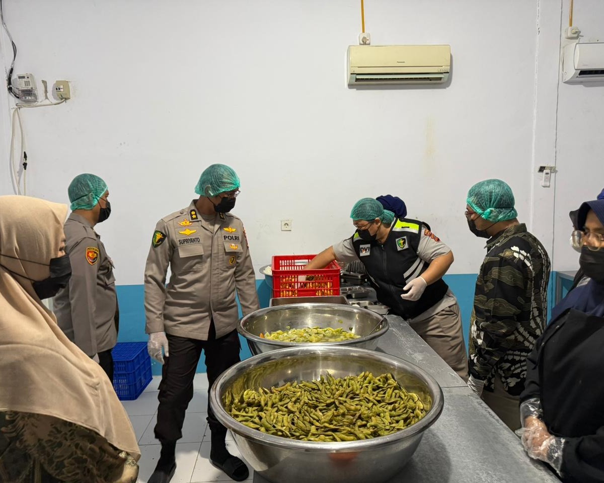 Tim Dokkes Polda Riau Periksa Food Safety Di Dapur SPPG Kemala Bhayangkari Polres Siak