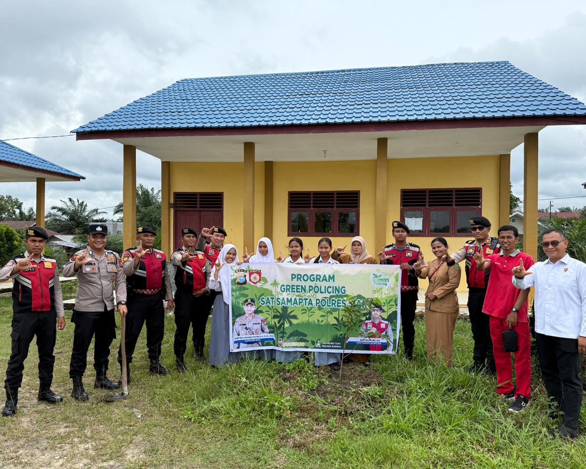 Polres Siak Tanam Pohon Di SMAN 2 Dayun, Dukung Program Green Policing Kapolda Riau