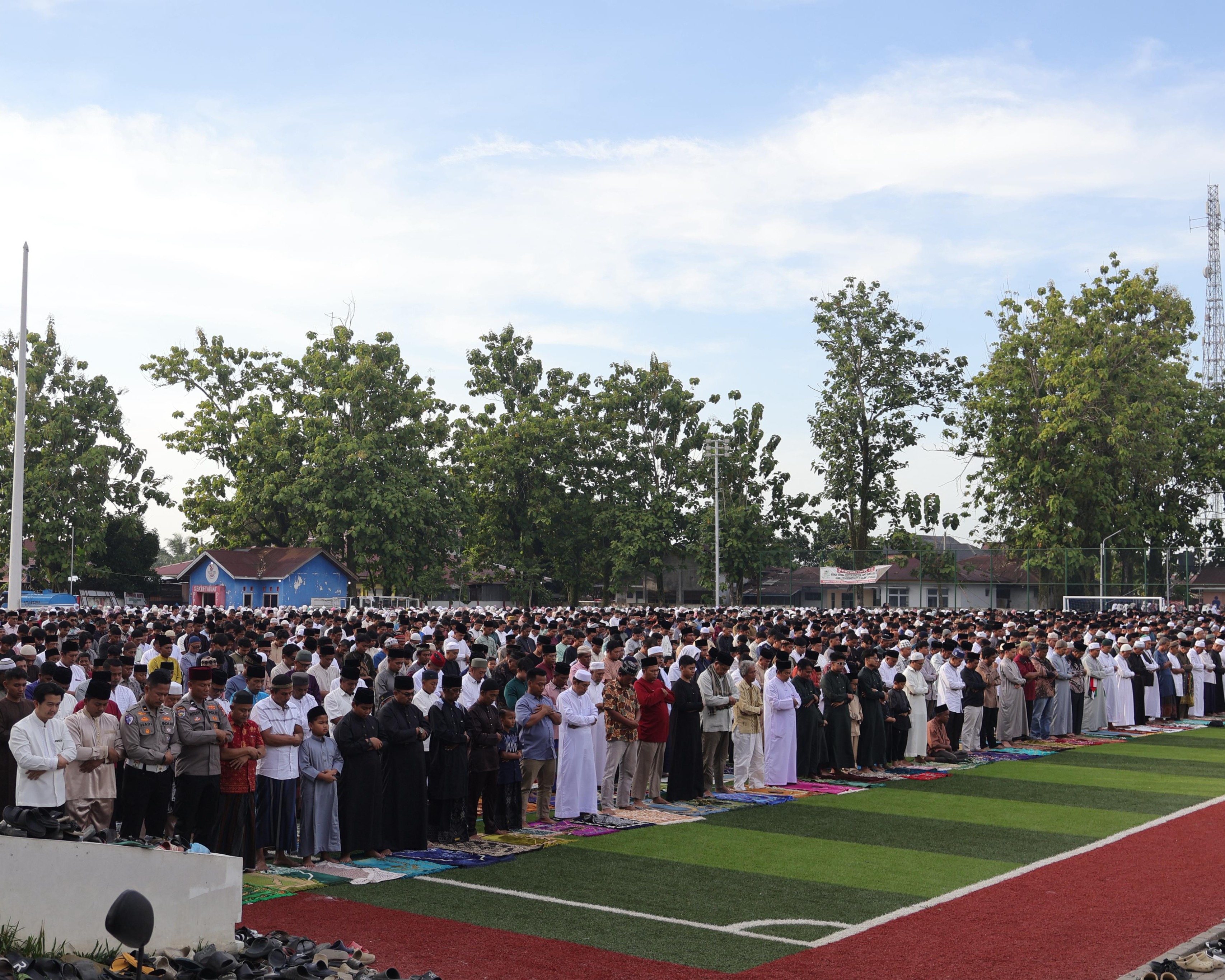 Ribuan Warga Pelalawan Khusyuk Sholat Idul Adha 1447 H Di Lapangan Mini Soccer Pangkalan Kerinci
