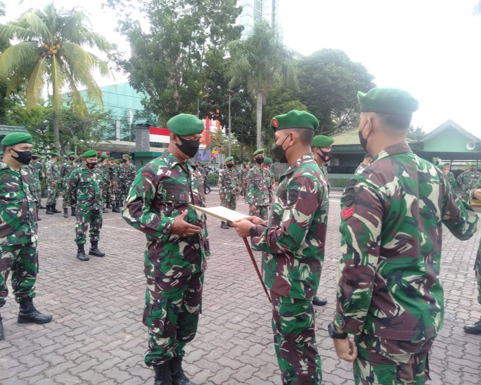 Dandim 0301/PBR Pimpin Langsung Upacara Penyambutan Dua Personil Satgas Teritorial dan Pelepasan Personil Yang Pindah Tugas Satuan Ke Makodim 0313/KPR