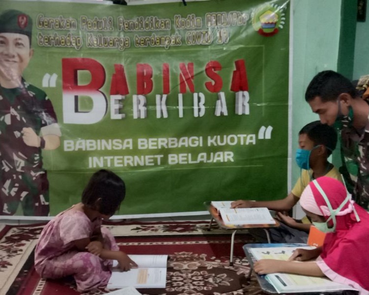 Babinsa Kodim 0301/PBR Berikan Bantuan Program Babinsa Berkibar Kepada Murid SD