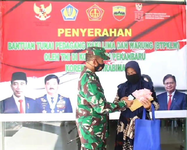 Kodim 0301/PBR Serahkan Secara Simbolis Bantuan Tunai Pedagang Kaki Lima dan Warung (BTPKLW) di Makodim