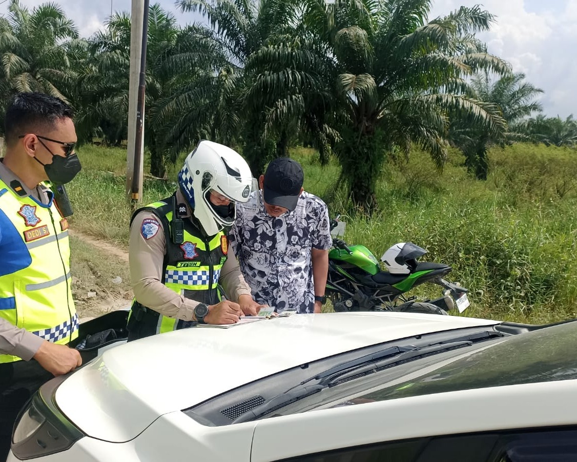 Polantas Pelalawan Perketat Pengaturan Arus di KM 75 Lintas Timur, 10 Pengendara Ditilang Karena Terobos Antrean