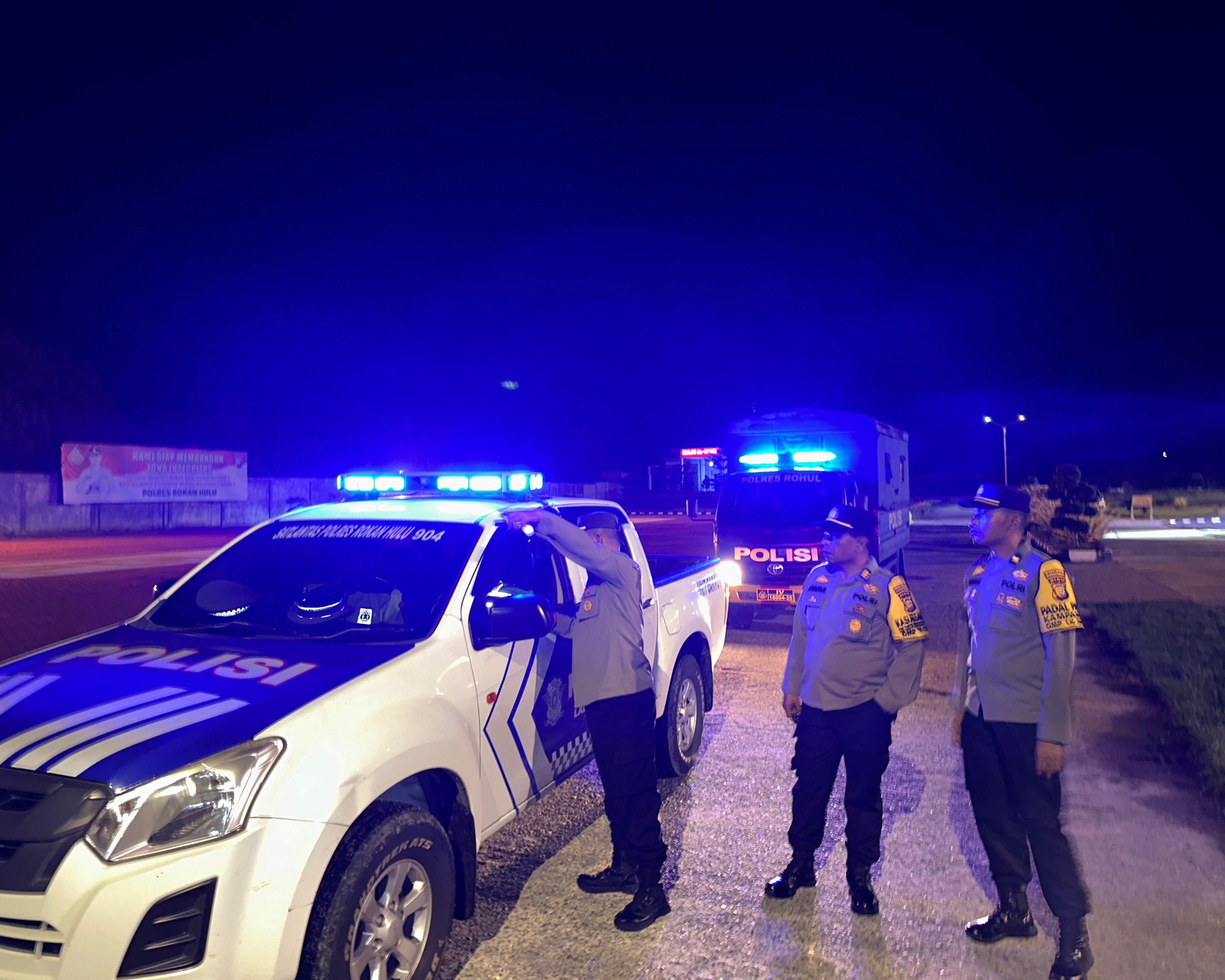 Operasi Mantap Praja LK 2024, Pastikan Aman Jelang Pilkada Serentak, Polres Rohul Bersama Tim Gabungan Laksanakan Patroli Berskala Besar