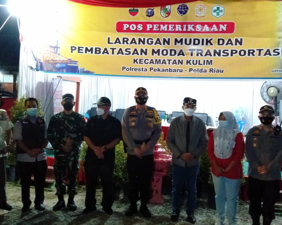 Kapolresta Mendampingi Walikota Pekanbaru Lakukan Peninjauan Kesiapan Posko Penyekatan Larangan Mudik 1442 H