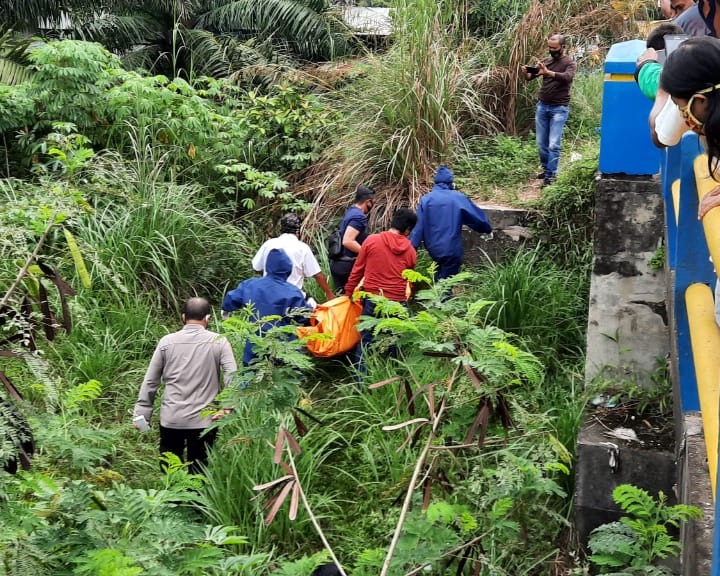 Warga Kota Pekanbaru Kembali Di Hebohkan Ditemukan Sosok Mayat Laki - Laki Dibawah Jembatan Jalan Parit Indah