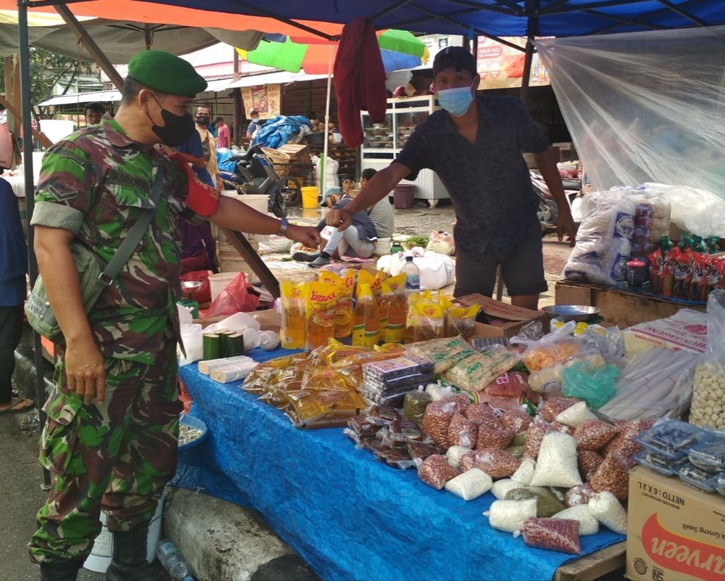 Babinsa Kodim 0301/PBR Laksanakan Sosialisasi Penerapan Prokes Kepada Pengunjung dan Pedagang di Pasar Tradisional Agus Salim