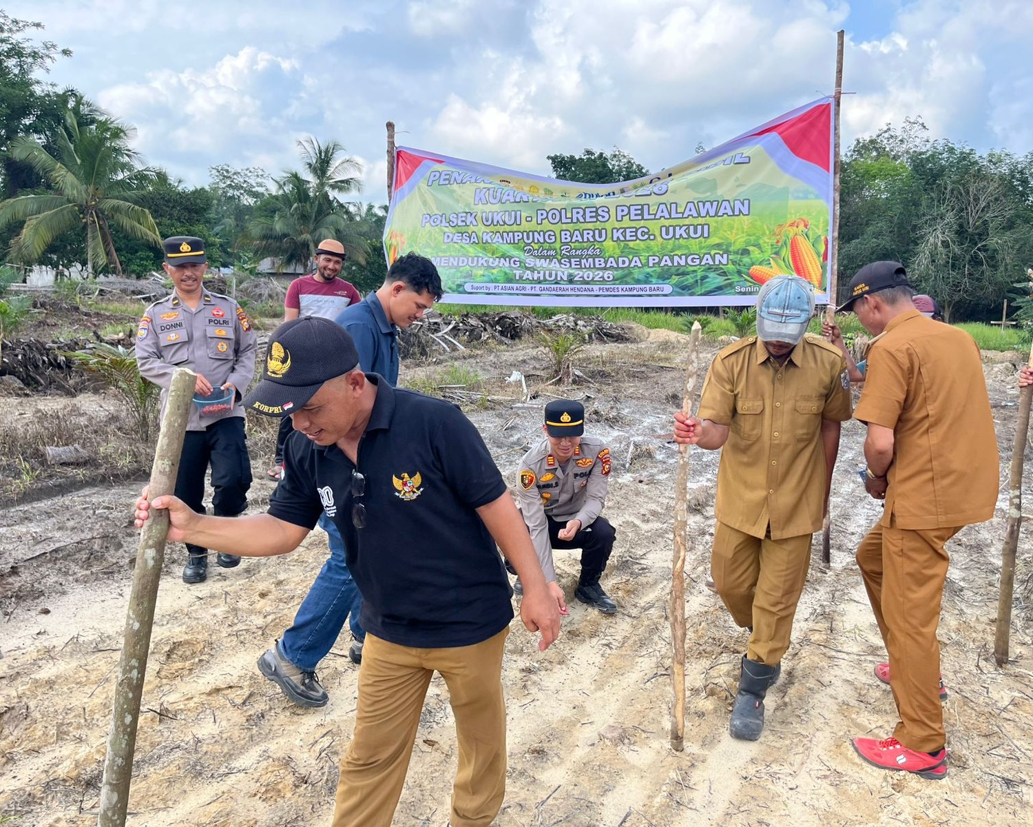 Polsek Ukui Tanam Jagung Kuartal II Wujudkan Swasembada Pangan di Kampung Baru