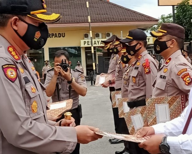 Kapolresta Pekanbaru Pimpin Upacara Korps Raport Kenaikan Pangkat 160 Perwira, Bintara dan ASN Yang Naik Pangkat dan Pemberian Reward