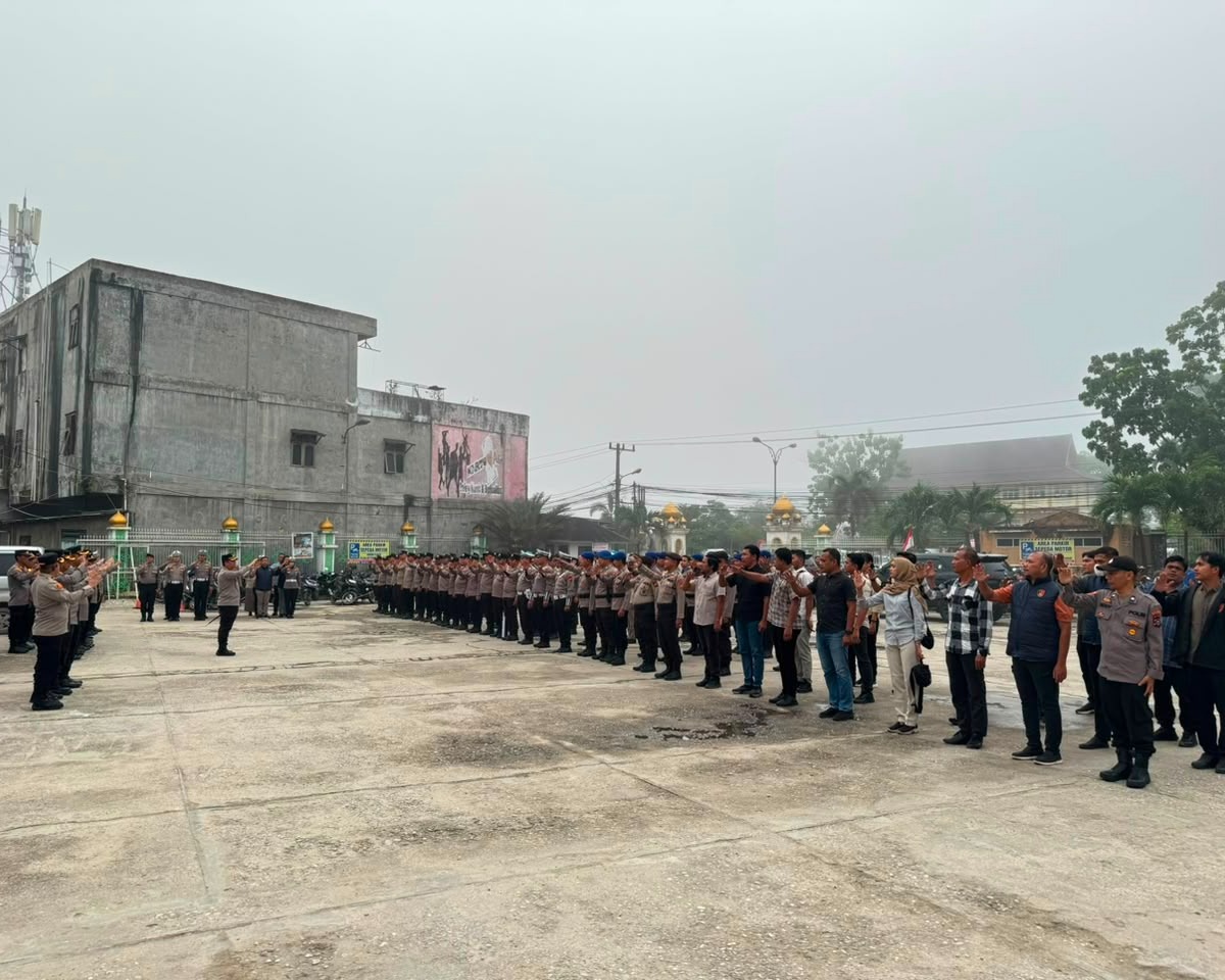 Bhakti Religi Bhayangkara Ke-80, Polres Pelalawan Bersih-Bersih Rumah Ibadah Lintas Iman