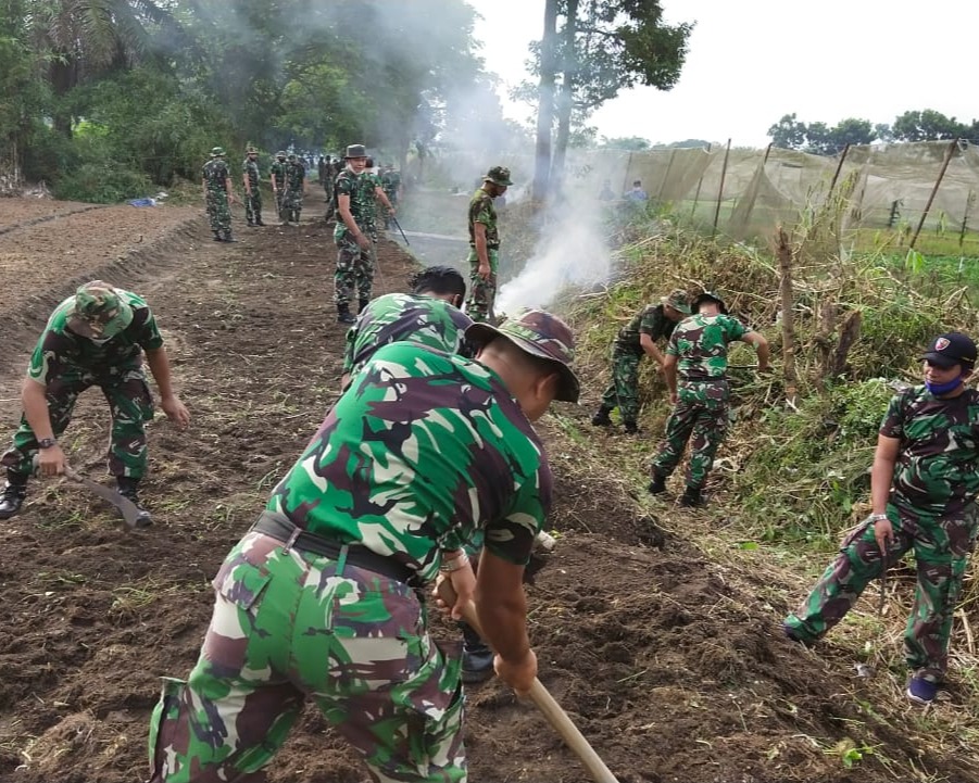 Kadislog Lanud RSN Ajak Warga Bersihkan Lahan