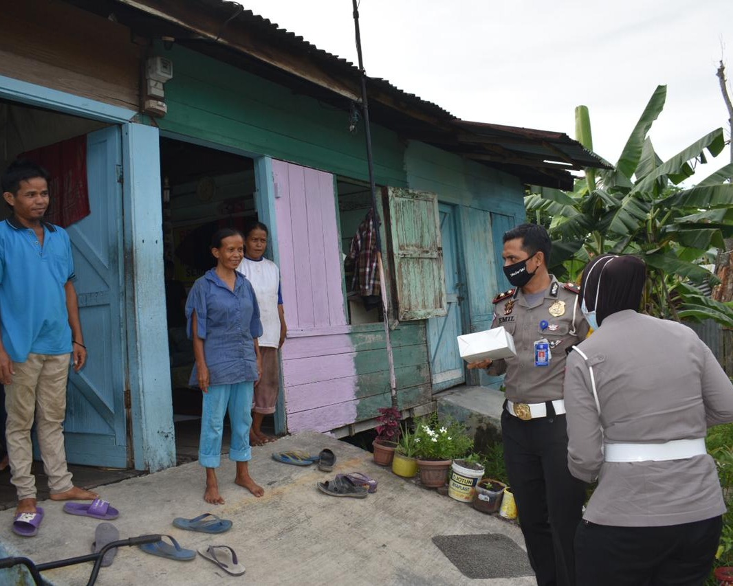 Polresta Pekanbaru Peduli Covid-19 Membagikan Bantuan Nasi Kotak Untuk Berbuka Puasa Kepada Warga Kelurahan Sri Meranti