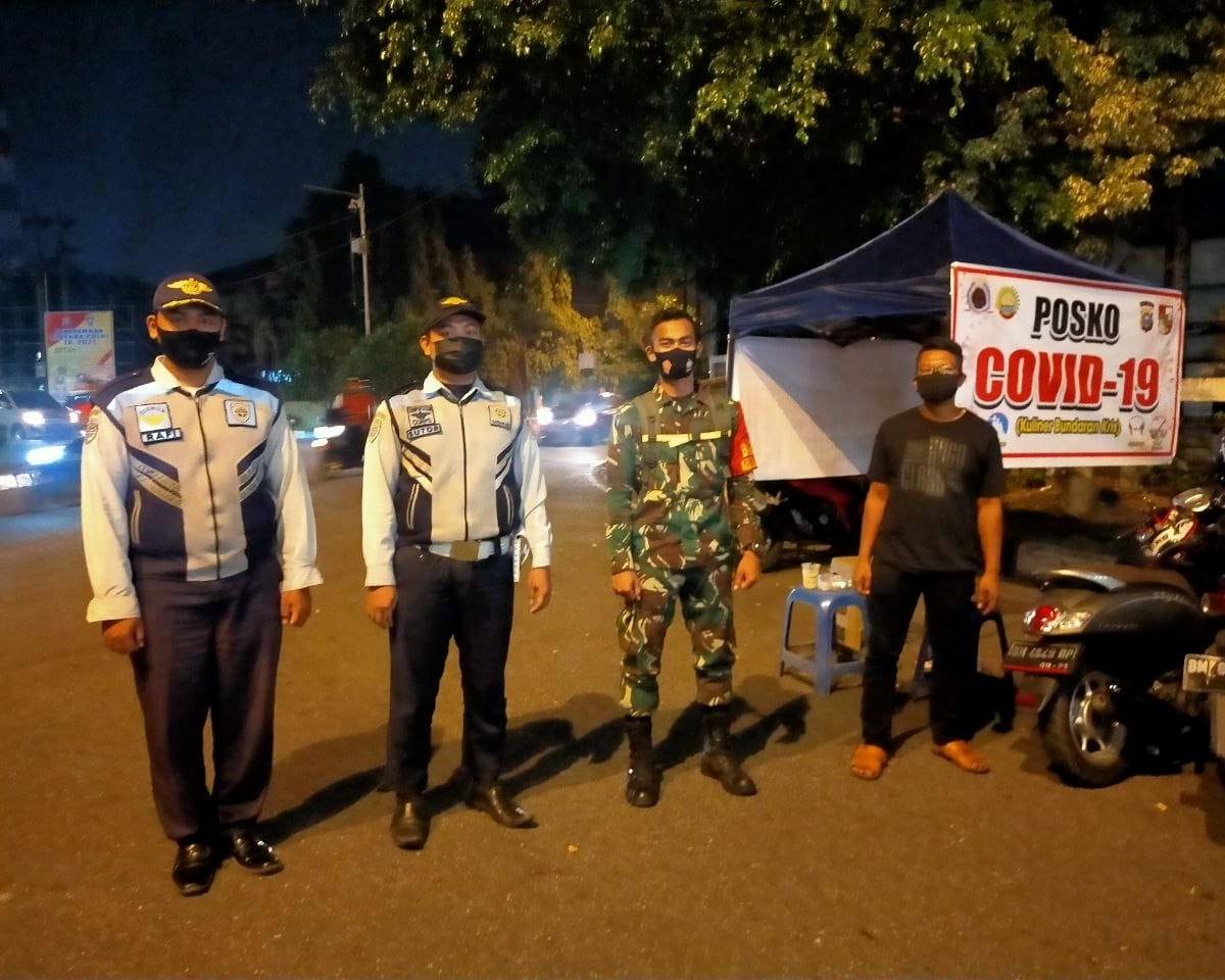 Personil Babinsa Kodim 0301/PBR Tak Henti - Henti Mengajak Pengunjung dan Pedagang Kuliner Jalan Diponegoro Simpang Tugu Keris Agar Tetap Menerapkan Prokes Covid-19