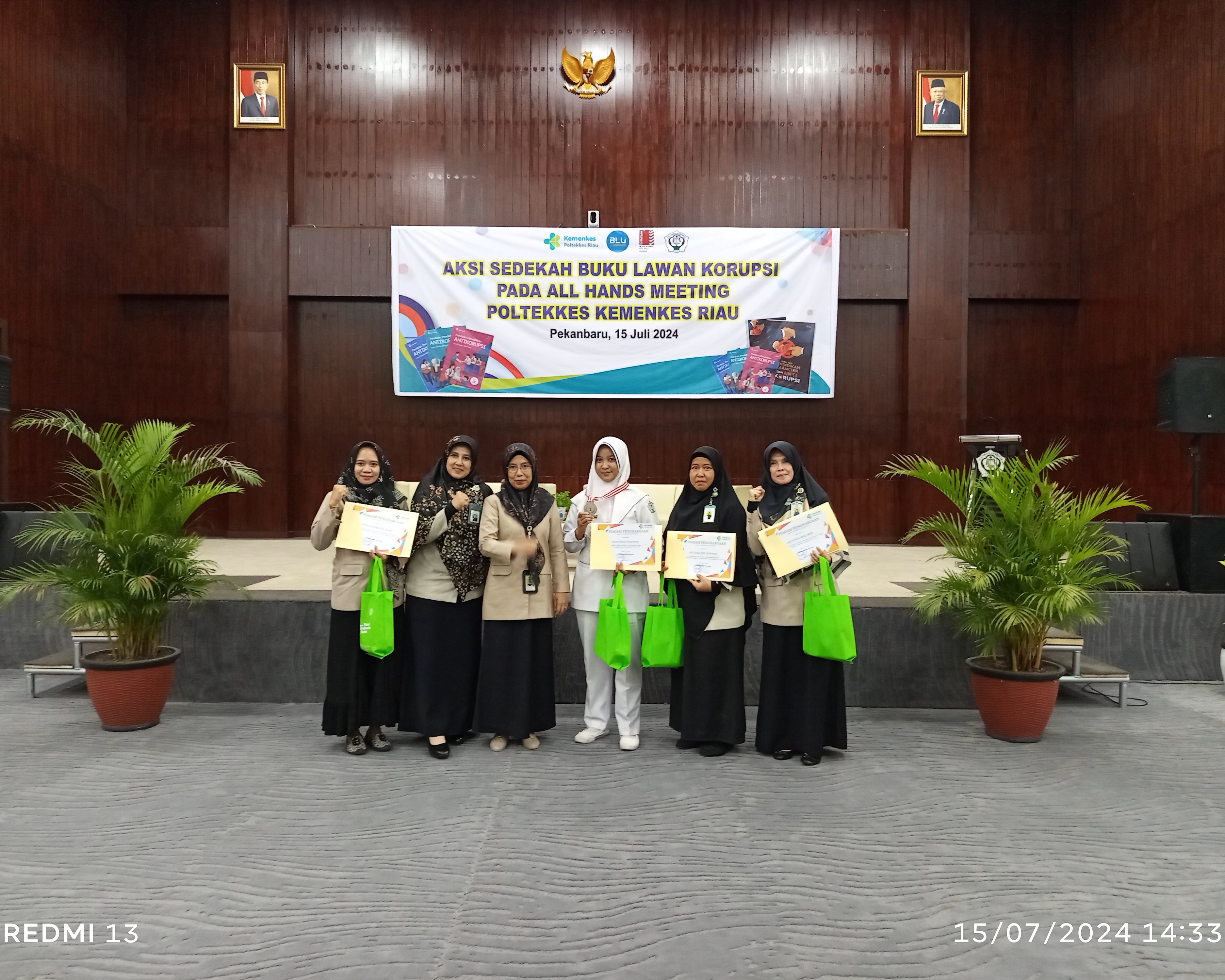 Kemenkes Poltekkes Riau Laksanakan Kegiatan Aksi Sedekah Buku Lawan Korupsi Dalam All Hands Meeting