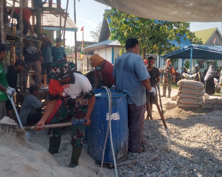 Jelang Penutupan TMMD Ke-124 Kodim 0320/Dumai, TNI dan Warga Berjibaku Gotong Royong Cor Masjid Al-Ikhsan
