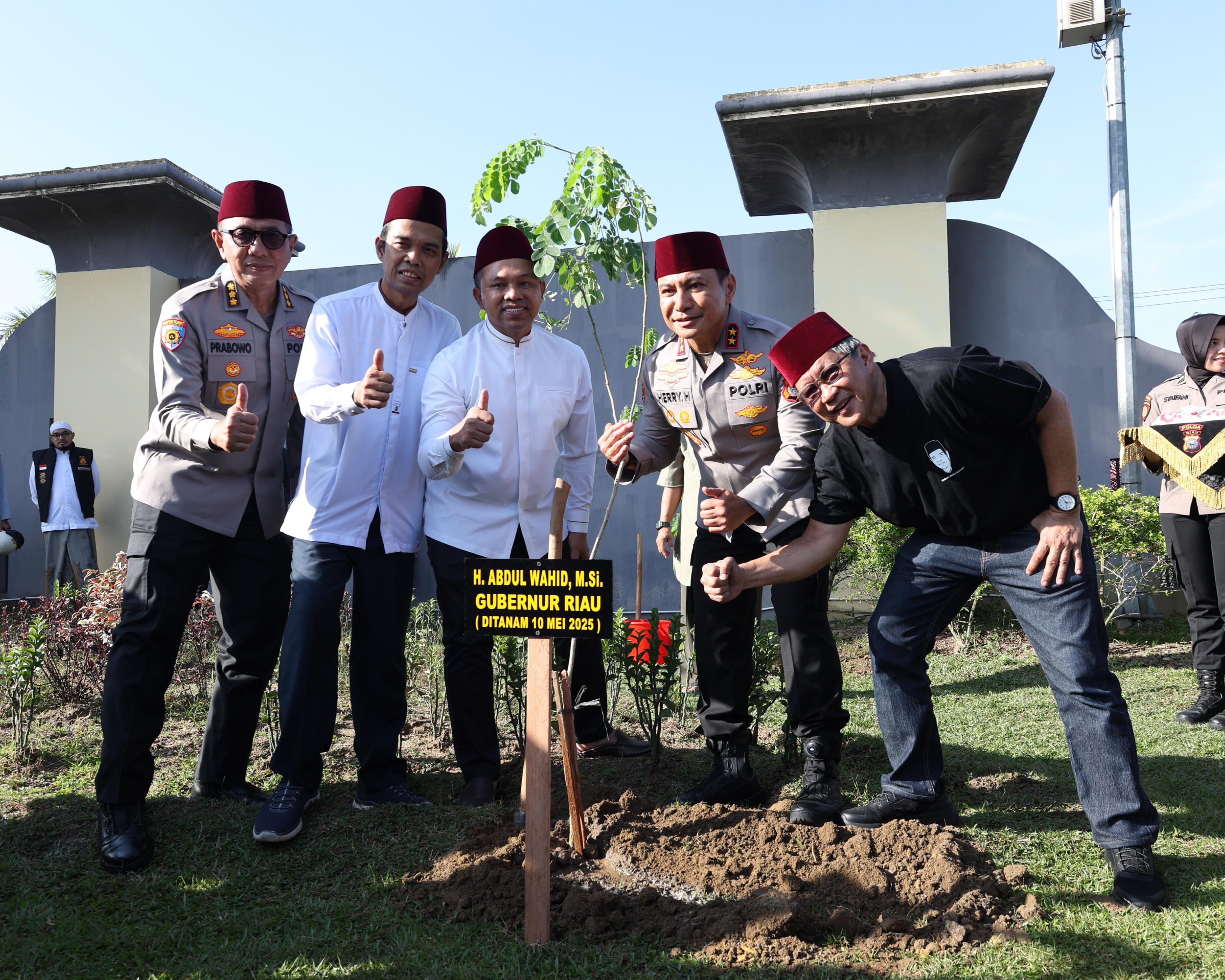 Penanaman Pohon Bersama Ustad Abdul Somad dan Rocky Gerung Warnai Pagi di Halaman Mapolda Riau