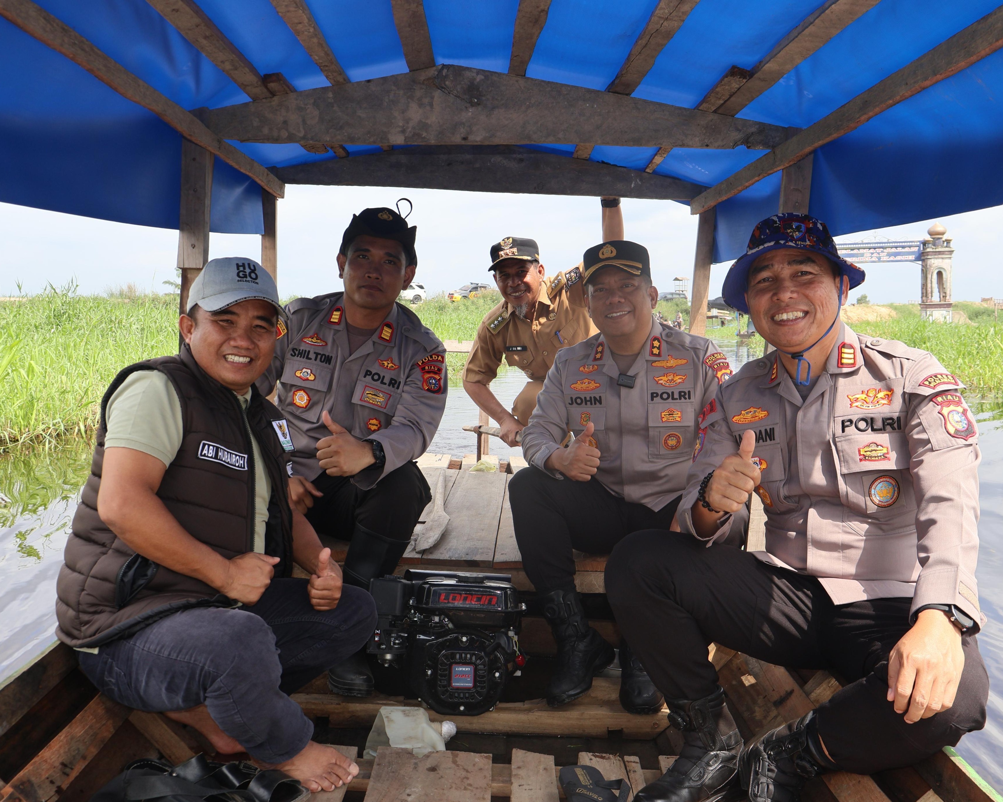 Kapolres Pelalawan Salurkan Bantuan Sosial Kepada Masyarakat Miskin