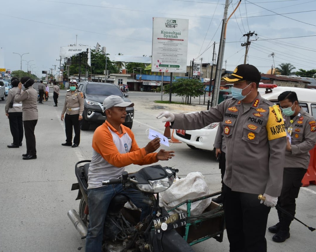 Saat Berkunjung di Pos Pam Ops Ketupat dan Posko PSBB, Kapolresta Pekanbaru Bagikan Masker Bertulisan Jangan Mudik