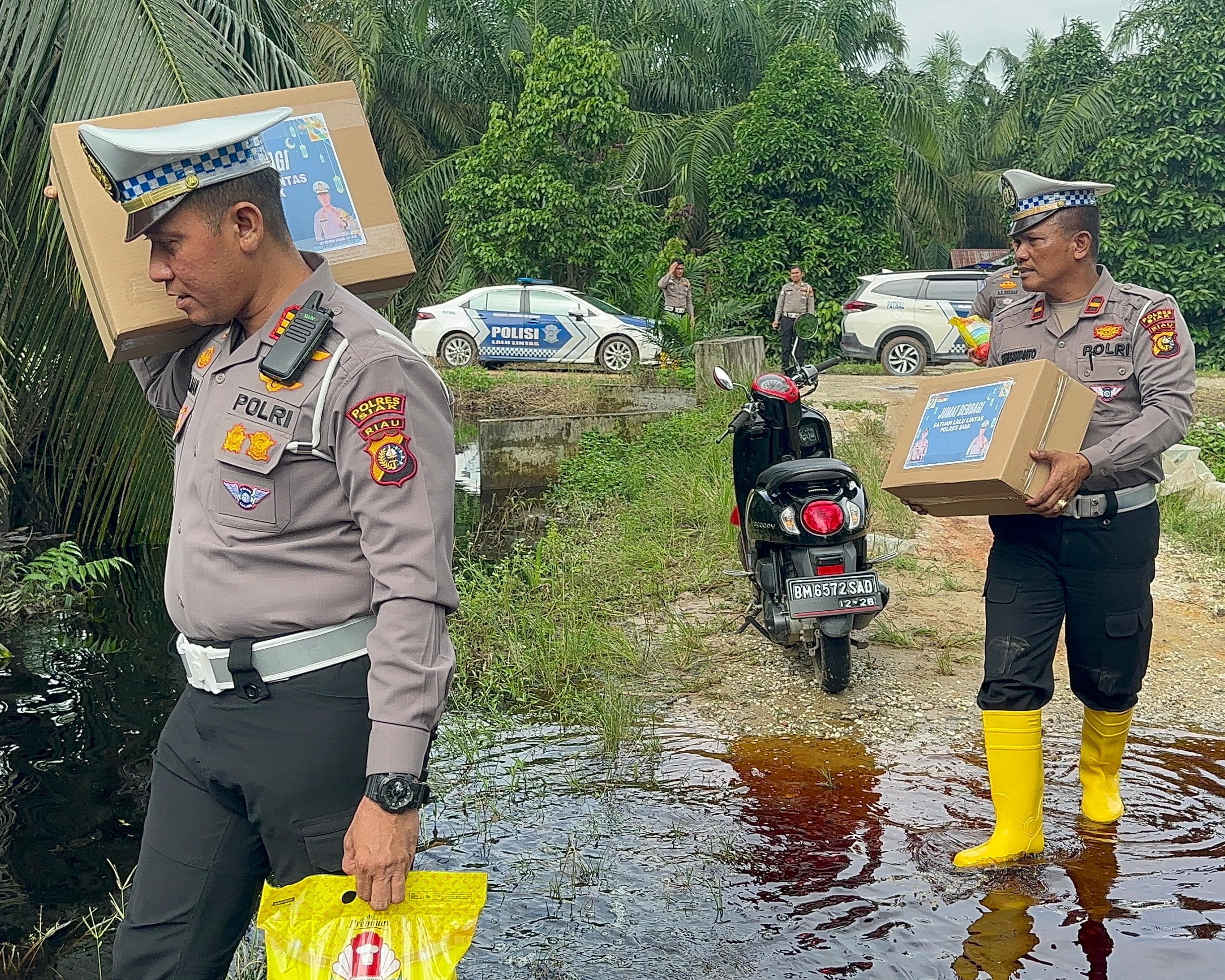 Satuan Lantas Polres Siak Sigap Berikan Bantuan Kepada Korban Banjir di Kecamatan Mempura