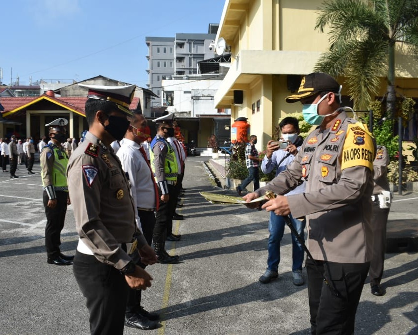 Kapolresta Pekanbaru Melantik Kenaikan Pangkat Penghargaan Dan Berikan Reward Anggota Yang Berprestasi