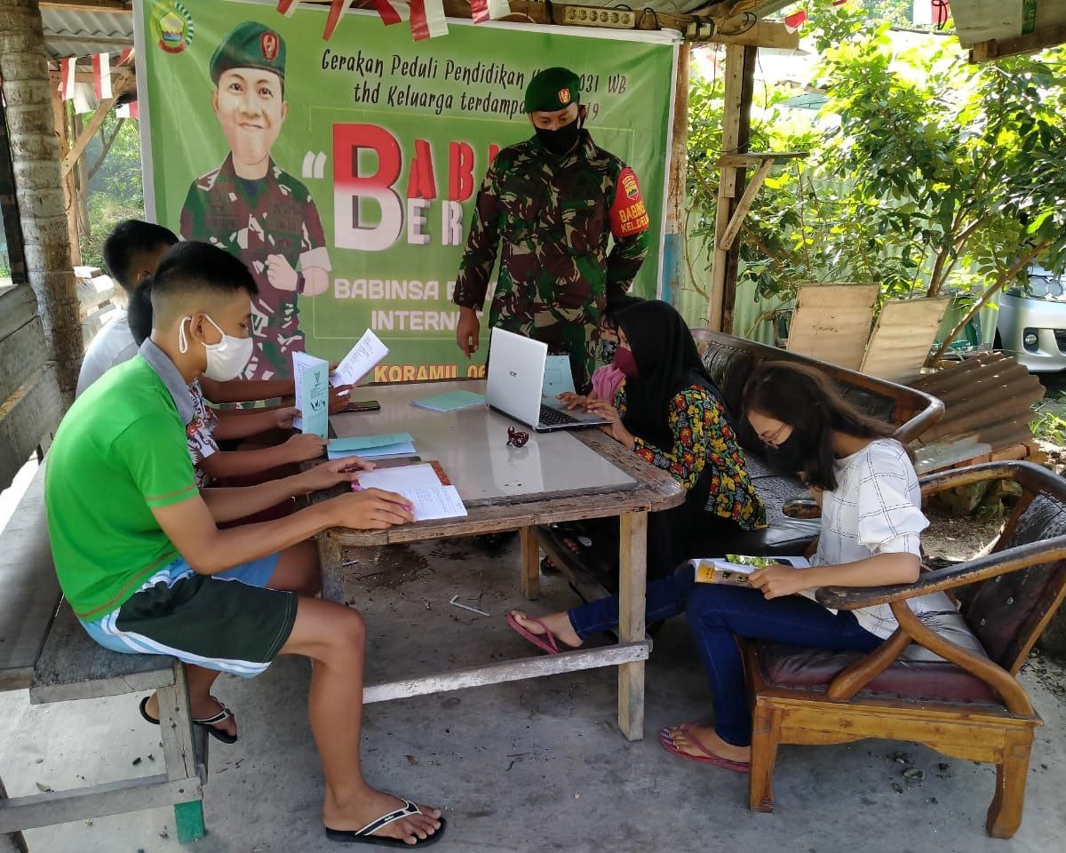 Peduli Pendidikan Ditengah Pandemi Covid-19, Babinsa Kodim 0301/PBR Terus Lakukan Bimbingan Anak Didik Belajar Daring