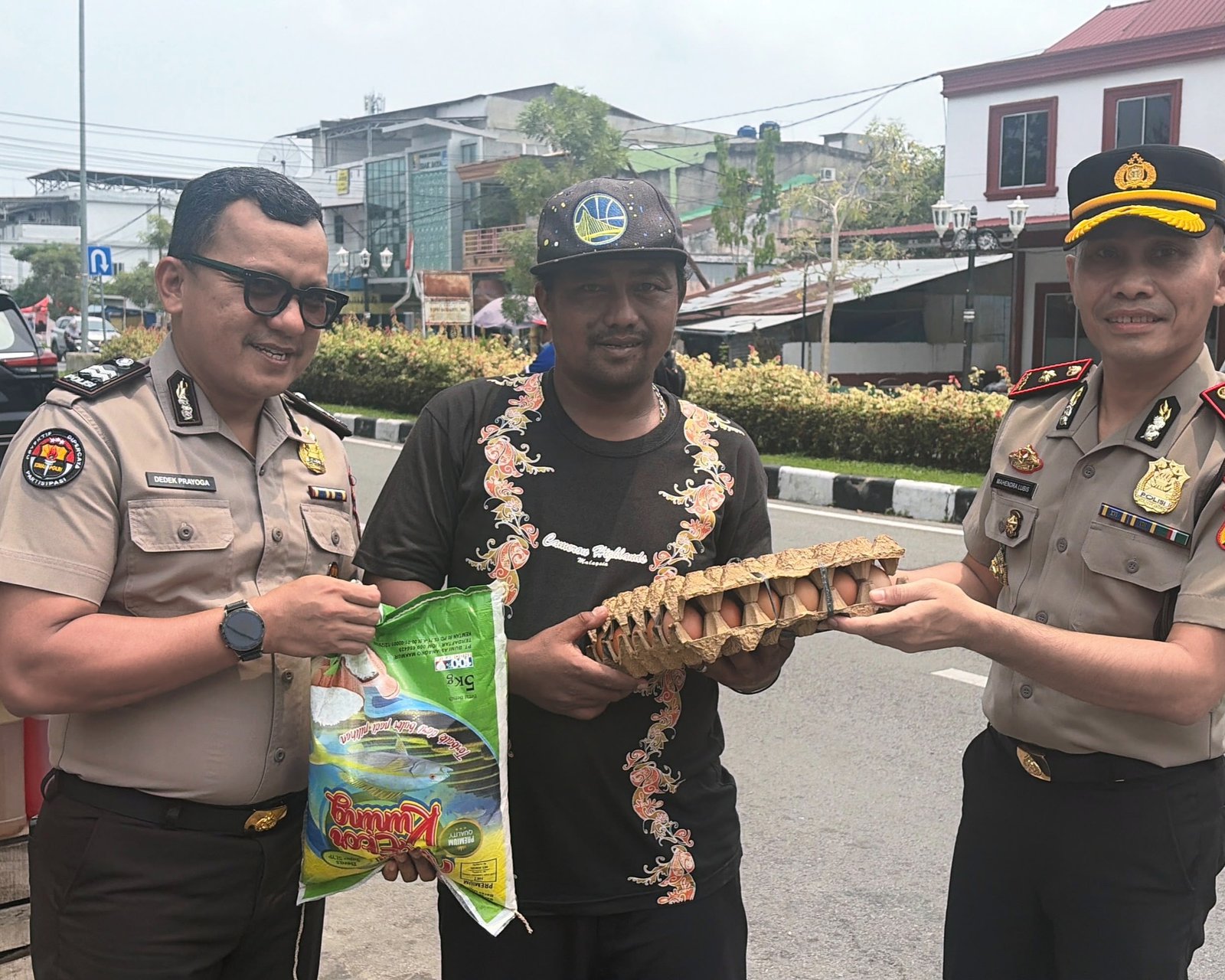 Menyambut HUT Ke-75 Humas Polri, Polres Siak Gelar Bakti Sosial Penyaluran Sembako Untuk Masyarakat