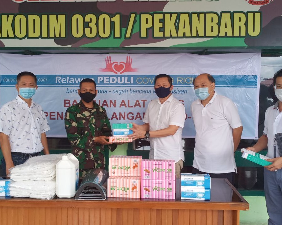 Relawan Covid-19 Datangi Kodim 0301/Pekanbaru Serahkan Bantuan Alkes