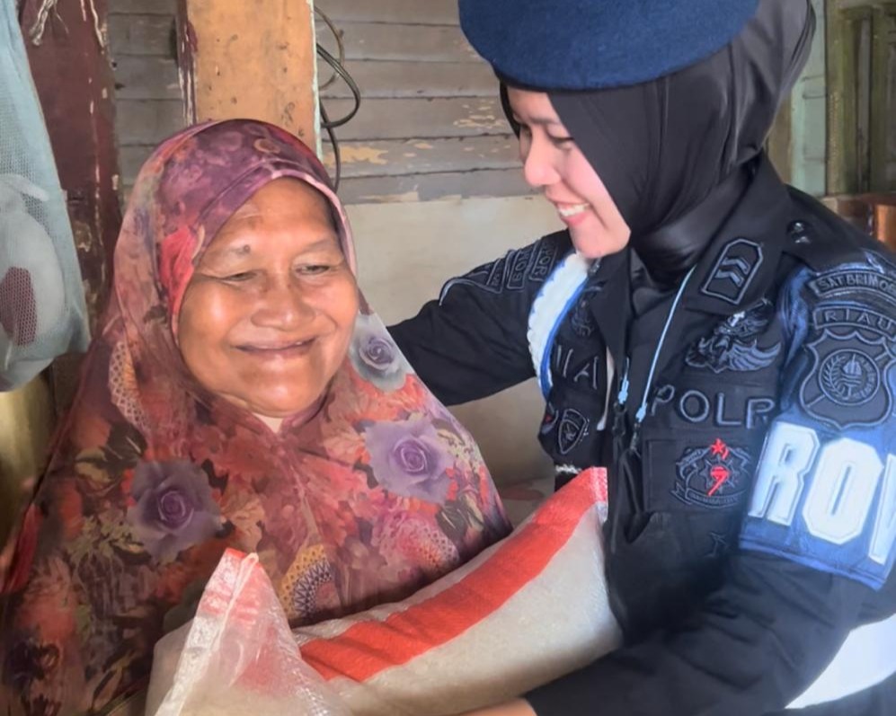 Pencuci Pakaian Keliling Di Pekanbaru Dapat Bantuan Dari Personel Provos Satuan Brimob Polda Riau