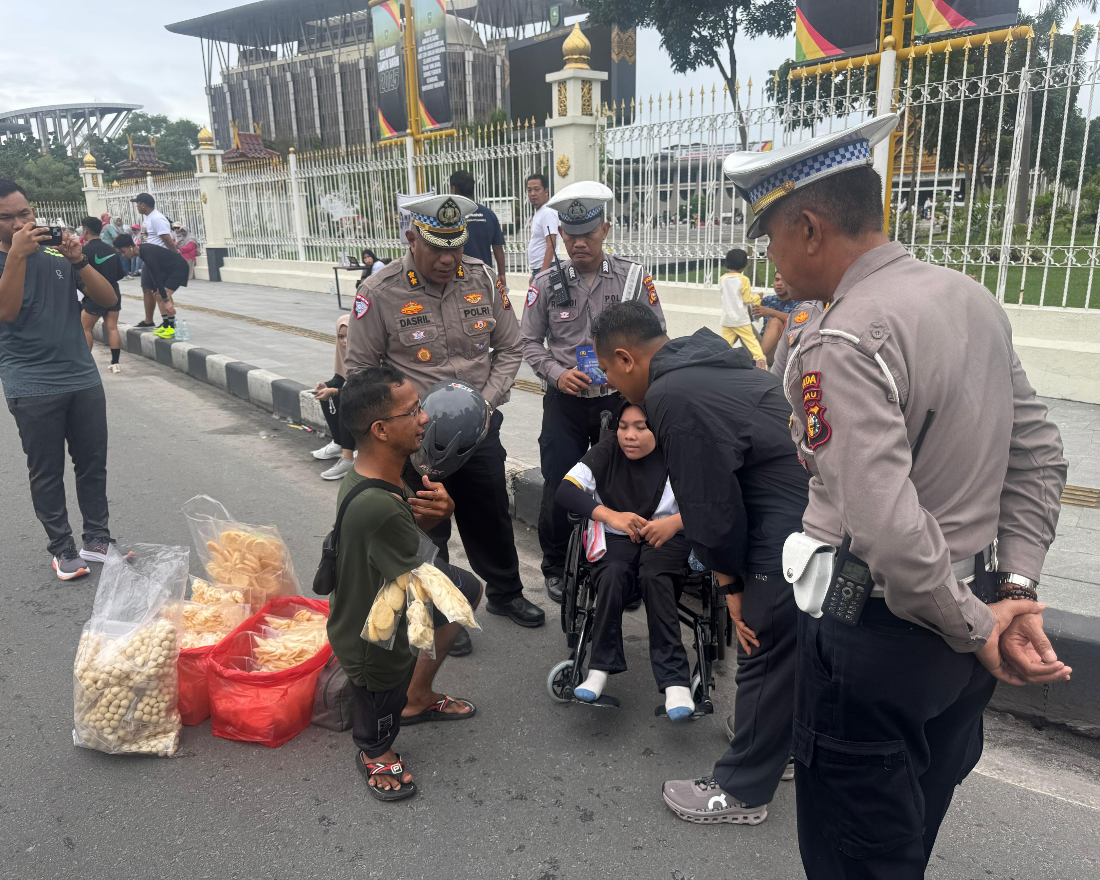 Dirlantas Polda Riau Sapa Pengunjung CFD Pekanbaru Dan Bagikan Helm SNI Sembari Olahraga