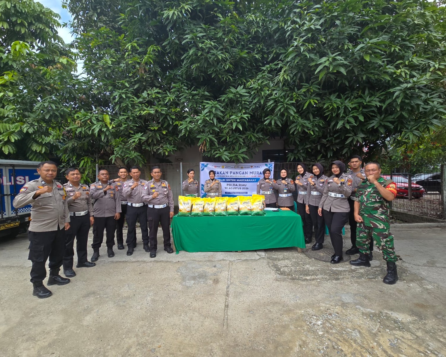 Ditlantas Polda Riau Gelar Gerakan Pangan Murah, 2 Ton Beras Disalurkan Untuk Warga Kota Pekanbaru