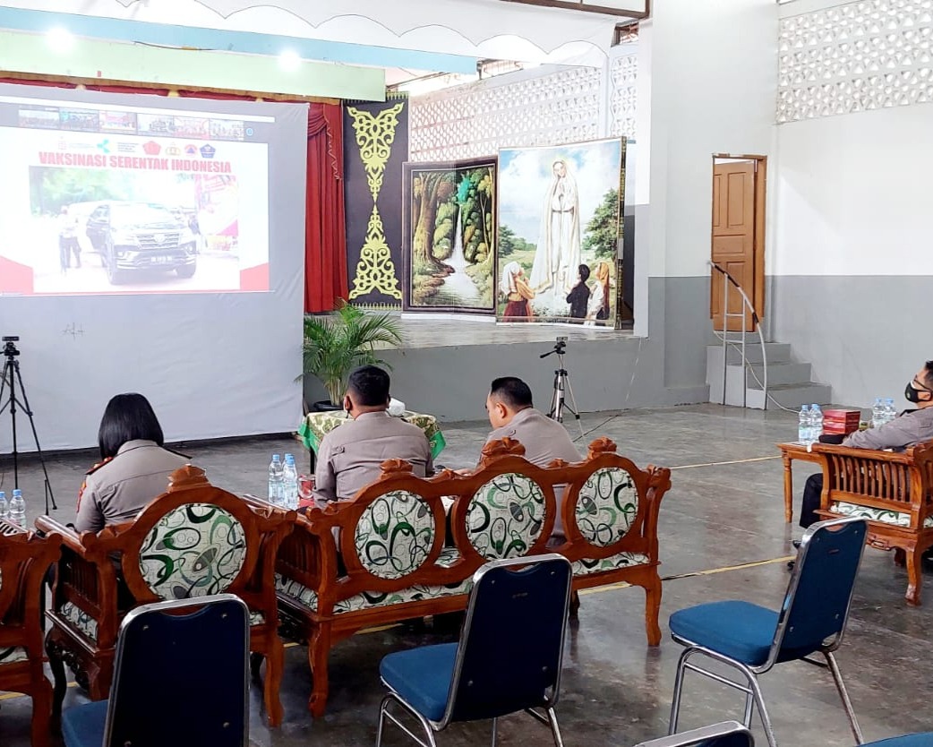 Kapolresta Pekanbaru Tinjau Vaksinasi Dan Vidcon Dengan Kapolri Di SD Santa Maria