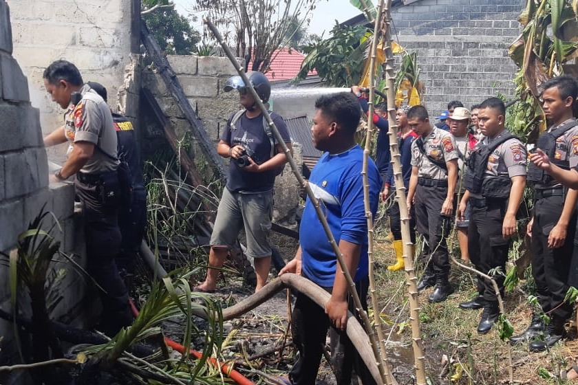 Rumah Edi Satria Jaya Warga Bukit Tunggal Palangka Raya Ludes Terbakar