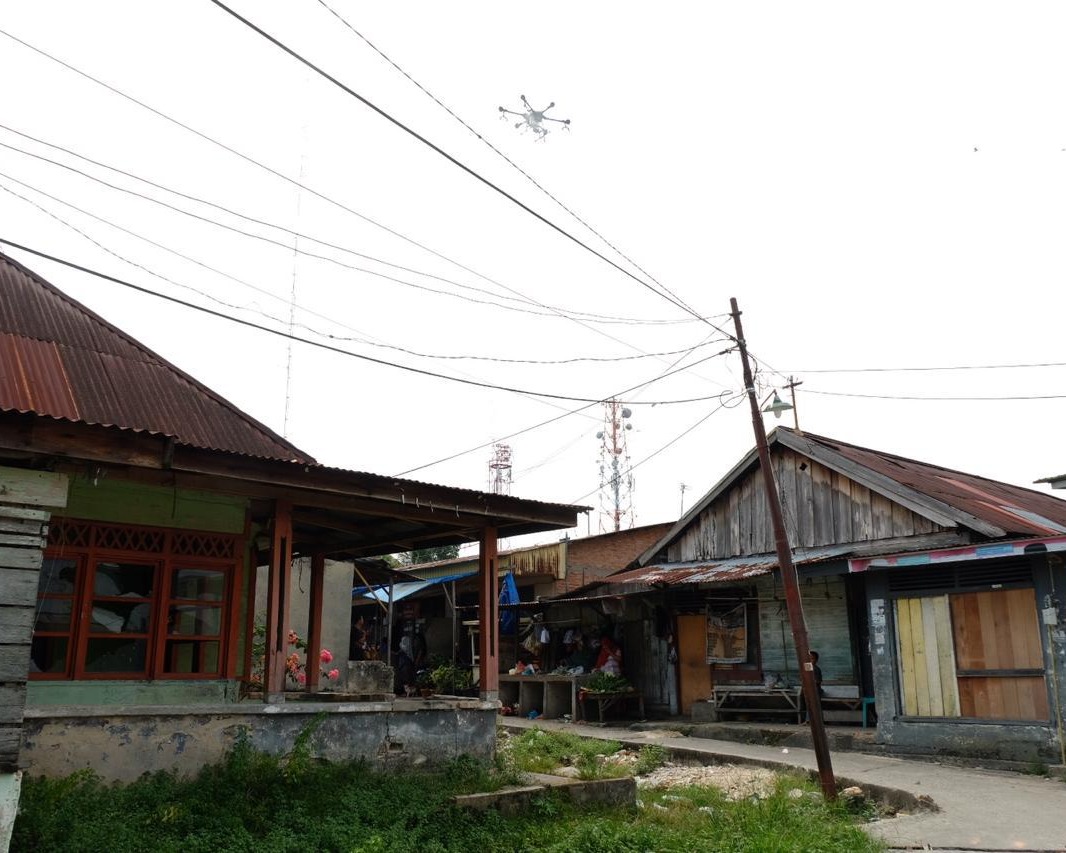 Cegah Penyebaran Covid-19, Polda Riau Gunakan Drone Spraying Khusus Untuk Penyemprotan Pemukiman Warga