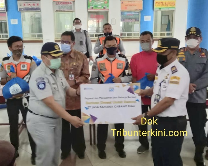 Kepedulian Ditengah Pandemi Covid-19, PT Jasa Raharja Cabang Riau Berbagi Bantuan Donasi Untuk Sesama Kepada Masyarakat Terminal Type A BRPS Pekanbaru, Kepala BPTD Wilayah IV Provinsi Riau - Kepri Ardono Ucapkan Terima Kasih