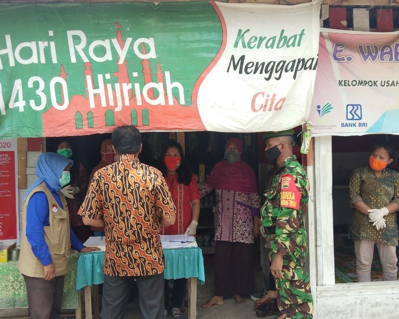 Hari Ke Empat Bulan Suci Ramadhan, Babinsa Kodim 0301/Pekanbaru Ikut Membantu dan Menyalurkan Bantuan Paket Sembako Kepada Warga Kelurahan Tangkerang Tengah