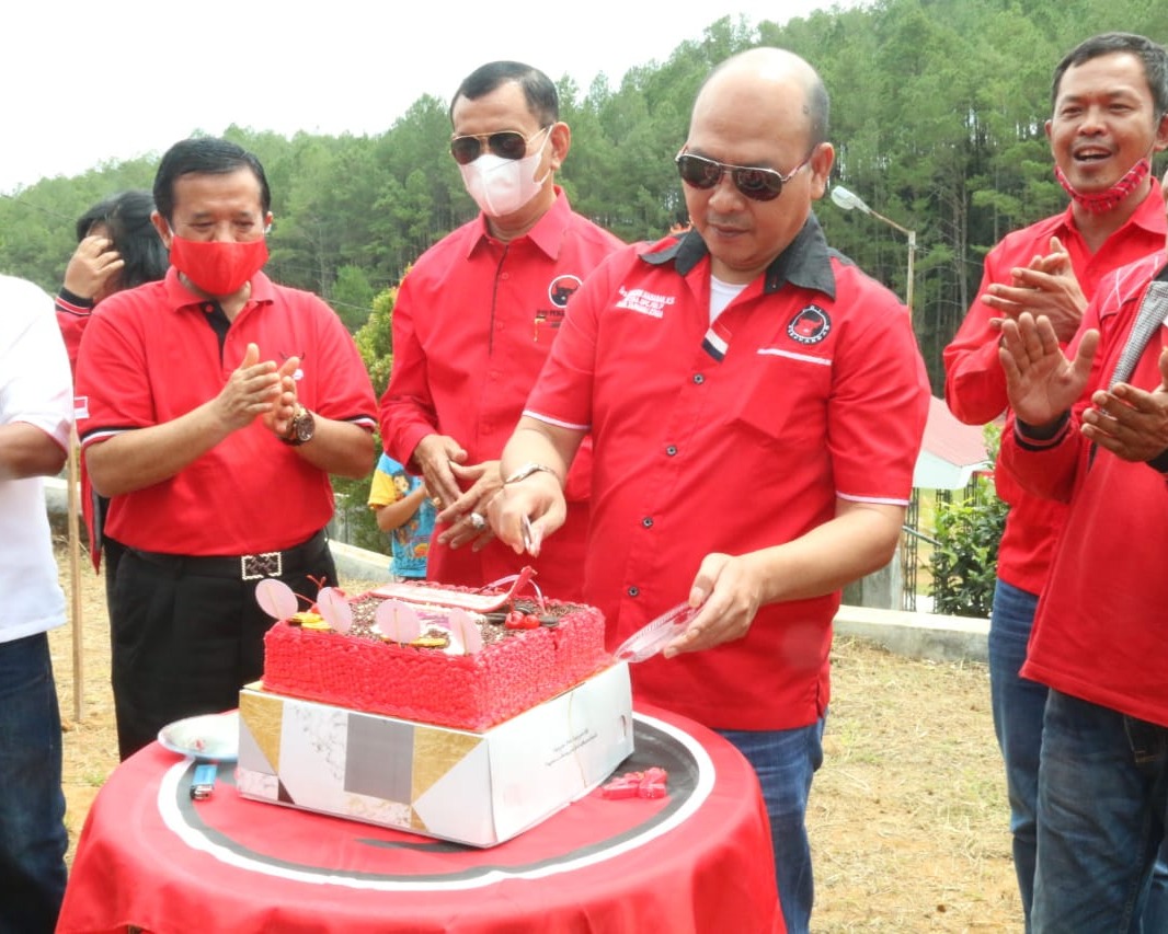 Rangkaian HUT PDI-P Ke-48, Bupati Taput Sekaligus Ketua DPC PDI-P Taput Tanam 2.500 Bibit Pohon Berbuah Serentak Di Pelataran Salib Kasih Siatas Barita