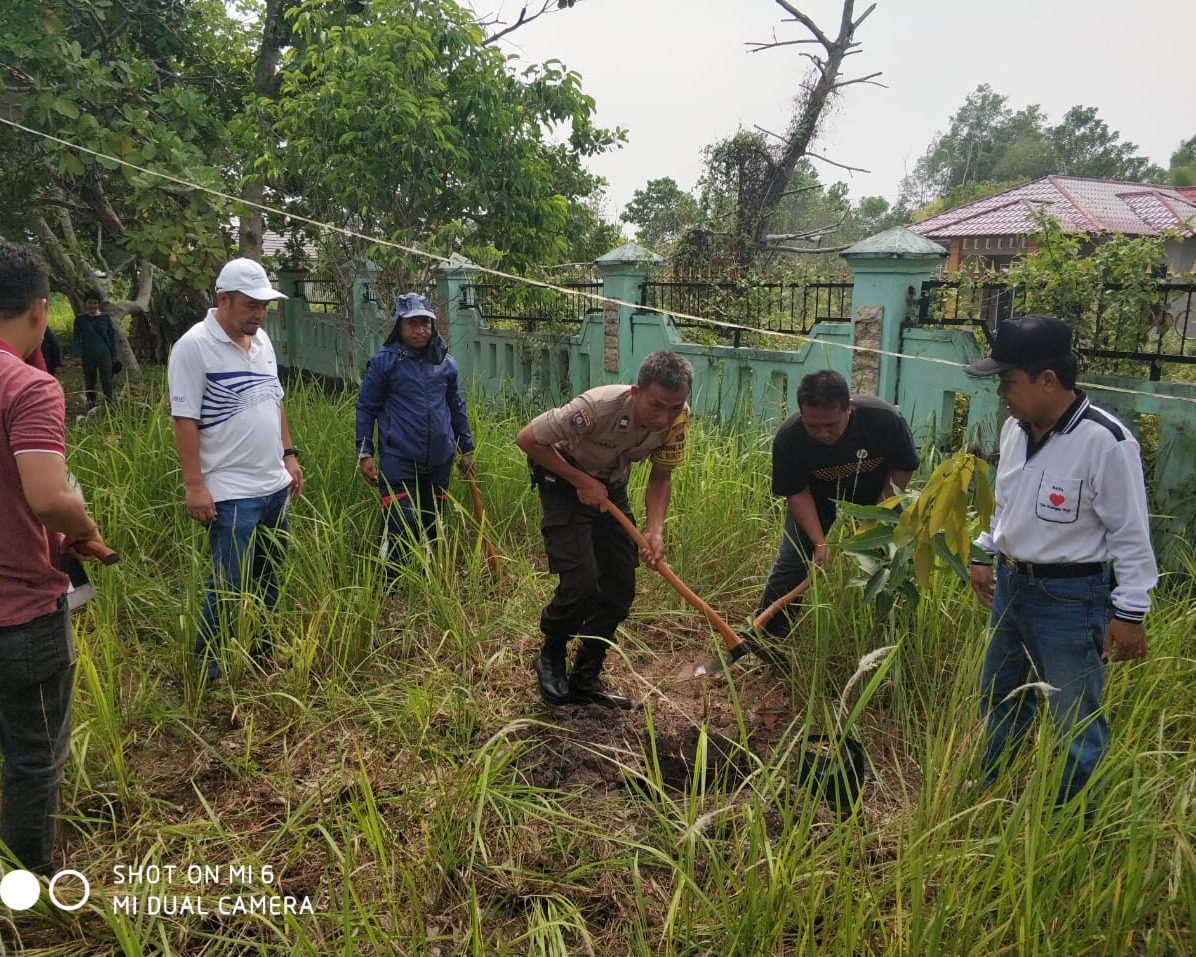 Bhabinkamtibmas dan Lurah Bukit Tunggal Gerakan Tanam Pohon 