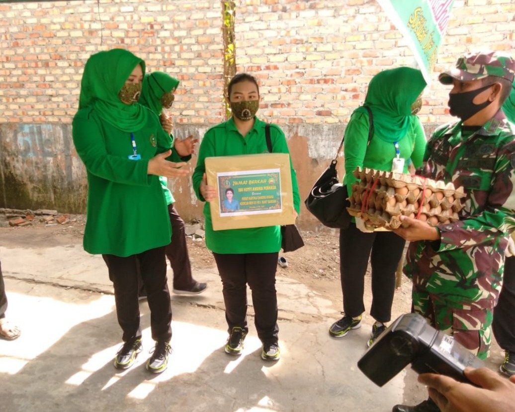 Ibu Ketua Persit Cabang L Dim 0301 Salurkan Paket Sembako Dari Ibu Kasad di Panti Asuhan dan Anak Yatim Ali An-Nafi