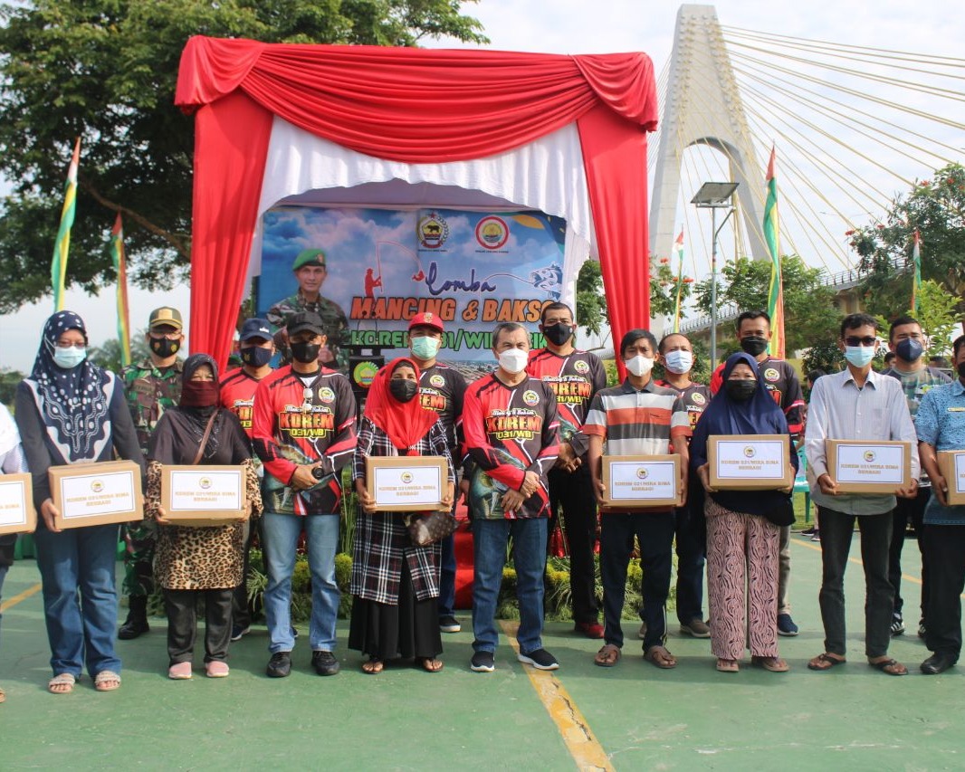 Dandim 0301/PBR Hadiri Pembukaan Lomba Mancing, Baksos, Vaksinasi Massal Serta Penaburan Bibit Ikan di Sungai Siak