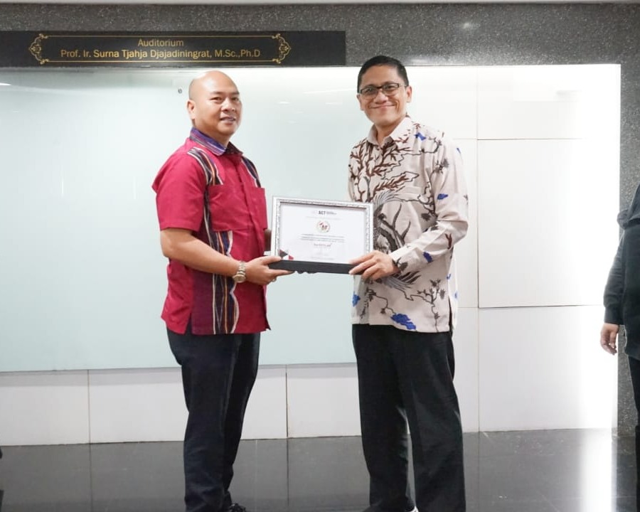 Bupati Tapanuli Utara Terima Penghargaan Ber-AKHLAK 2022, 10 Besar Pemerintah Kabupaten Dengan Indeks Implementasi Nilai 'Loyal'