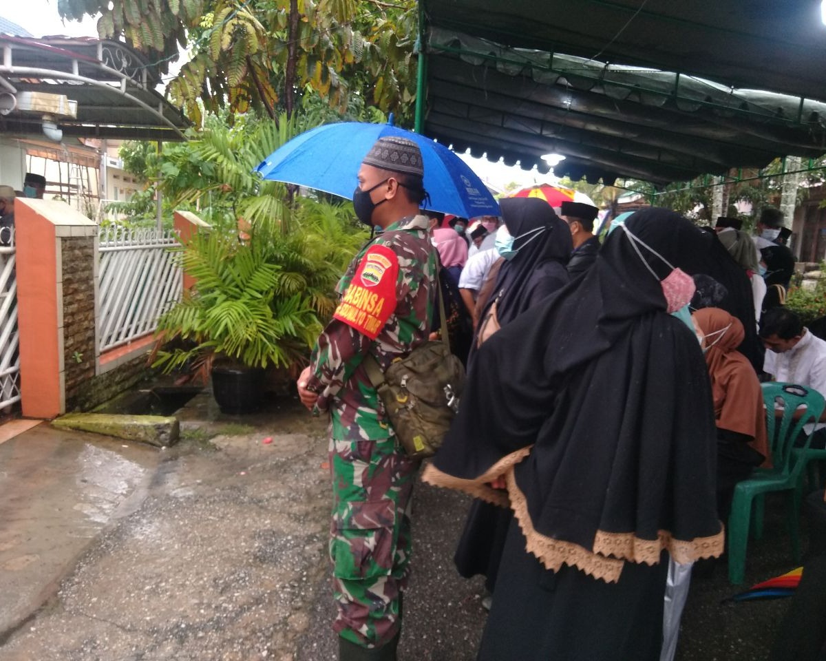 Turut Belasungkawa, Babinsa Kodim 0301/PBR Melayat Kerumah Duka Tokoh Masyarakat Di Kelurahan Sidomulyo Timur