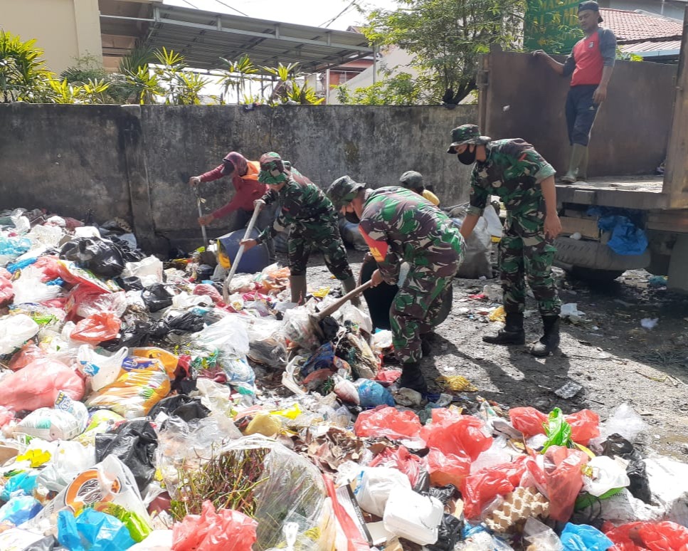 Babinsa Kodim 0301/PBR Laksanakan Giat Satgas Lingkungan Asri Pembersihan Sampah Untuk Ciptakan Kota Pekanbaru Bebas Sampah