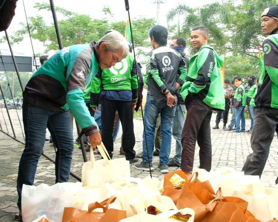 Polda Riau Bantu Masyarakat Terdampak Langsung Pandemi Covid-19