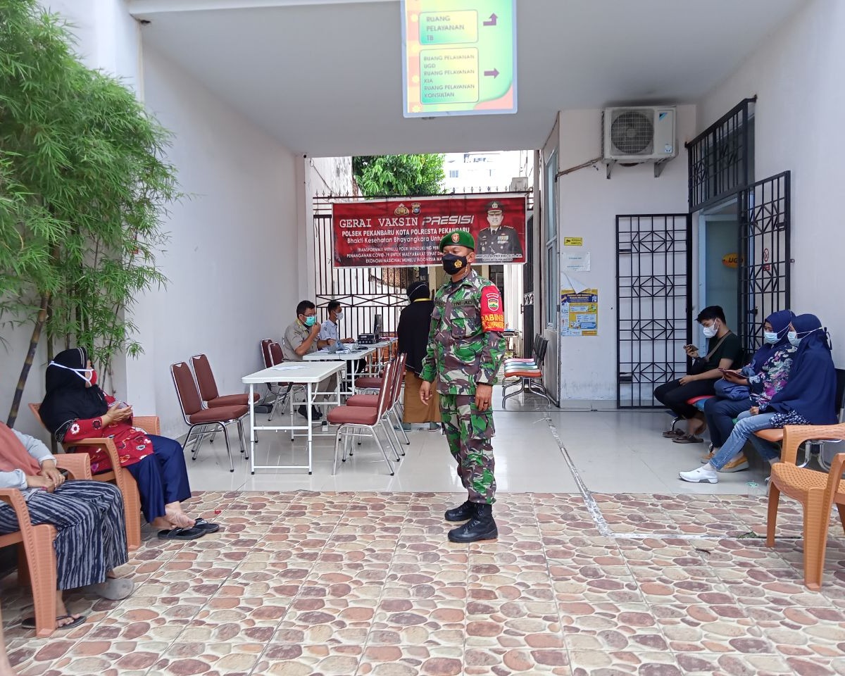 Monitoring Vaksinasi Lansia, Babinsa Kodim 0301/PBR Himbau Tetap Disiplin Protokol Kesehatan