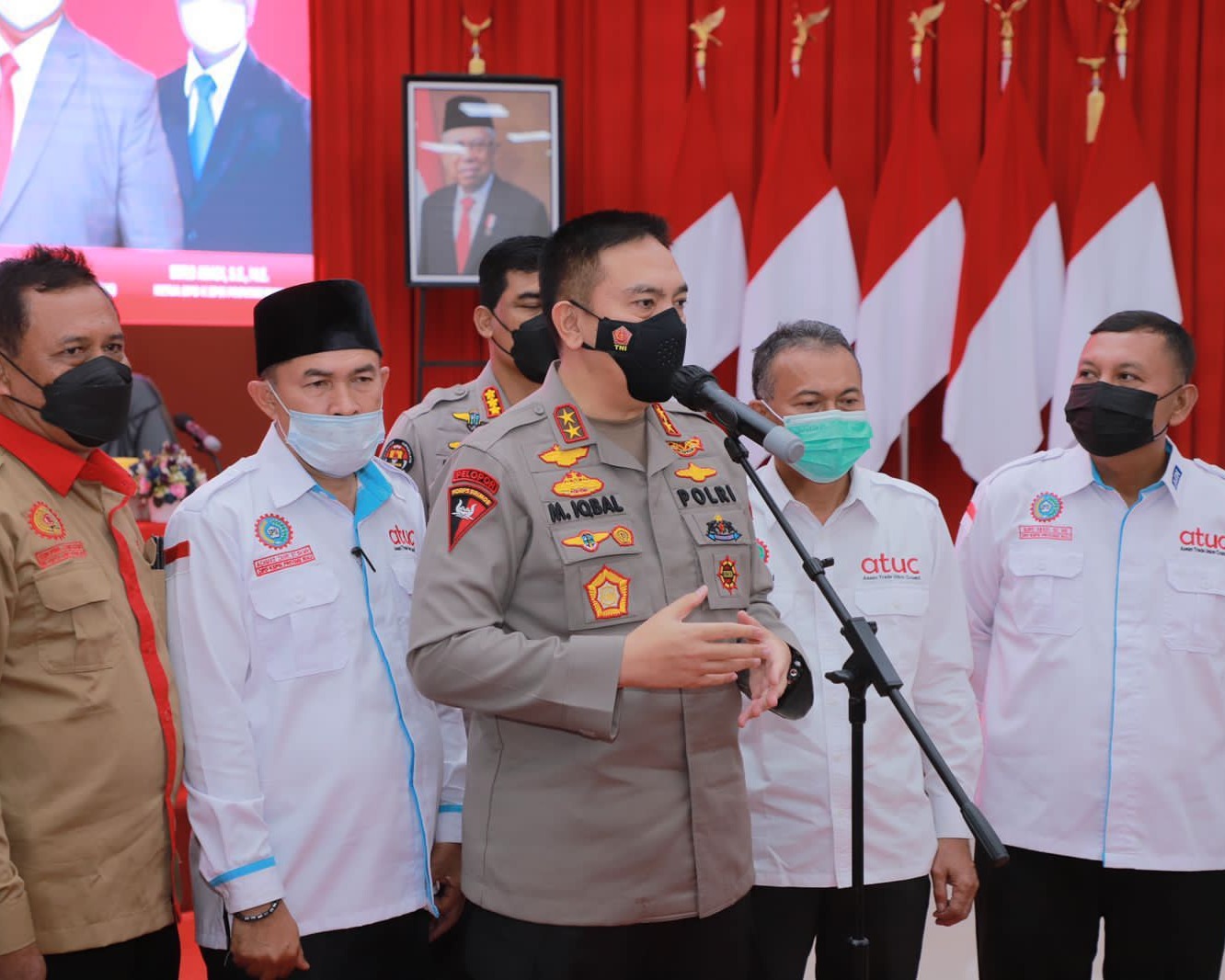 Serahkan Bantuan Kapolri, Kapolda Riau Irjen Pol Moh Iqbal: Ini Perhatian Pak Kapolri Untuk Teman Teman Buruh