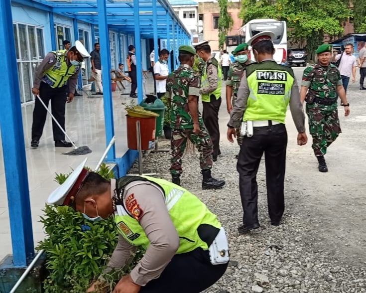 Personel Polres Kampar Bersama Anggota Kodim 0313/KPR Adakan Goro Ditempat Fasilitas Umum